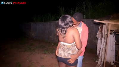 Straatromanse en warm seks met 'n mollige meisie van die klub