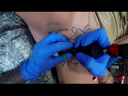 ❤️ Uiters getatoeëerde hottie Sully Savage het 'n tatoeëermerk op haar klitoris gekry ️❌ Fok by porn af.onetubes.top ❌️❤